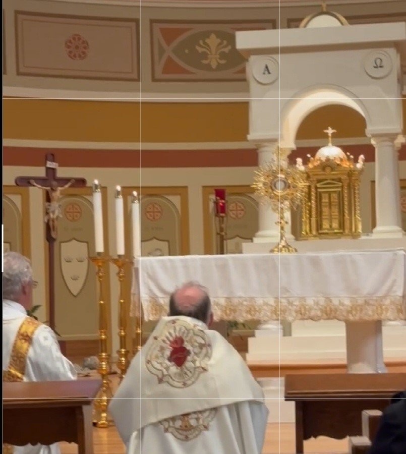 Benediction at the altar of St Thomas the Apostle